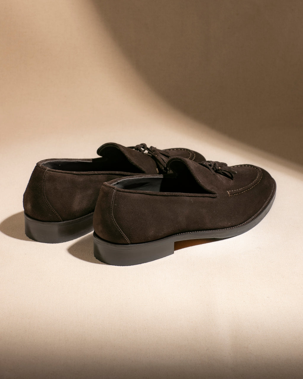 Mocassino con nappine in camoscio caffè