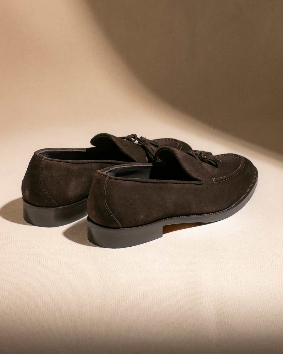 Mocassino con nappine in camoscio caffè