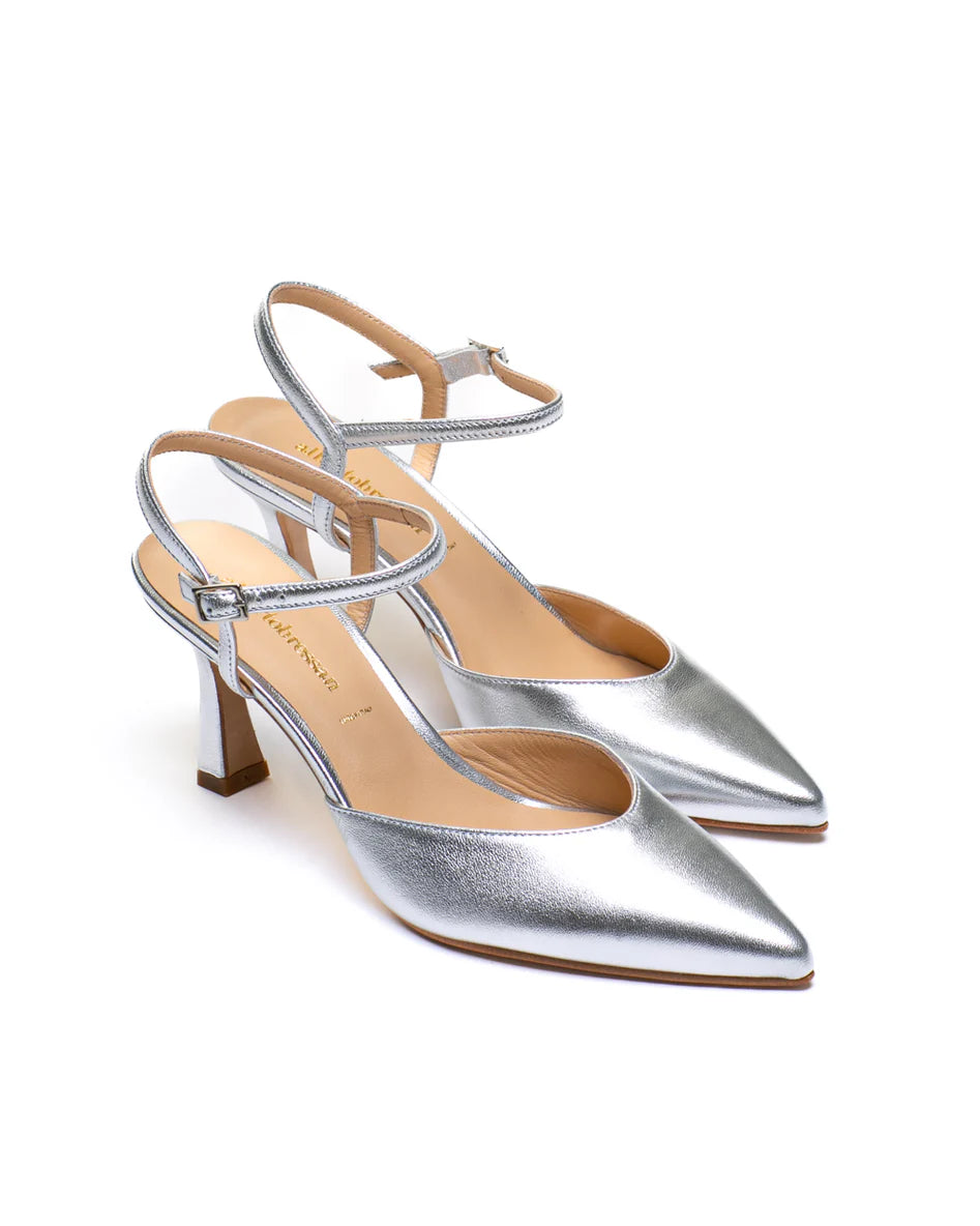 Slingback in nappa laminata argento con cinturino alla caviglia