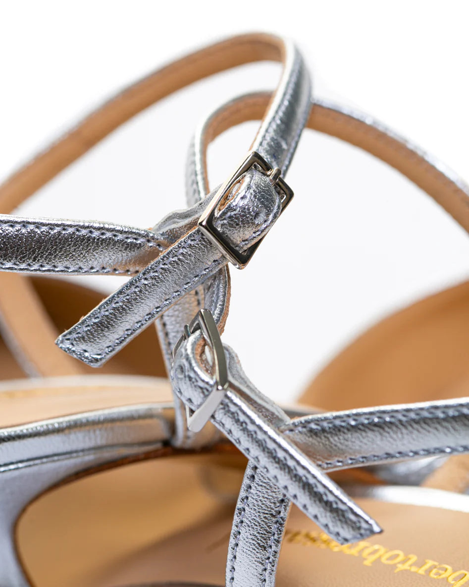 Slingback in nappa laminata argento con cinturino alla caviglia