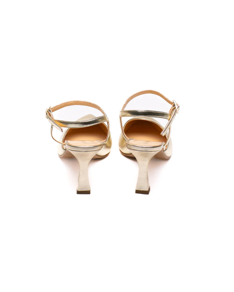 Slingback in nappa laminata platino con cinturino alla caviglia