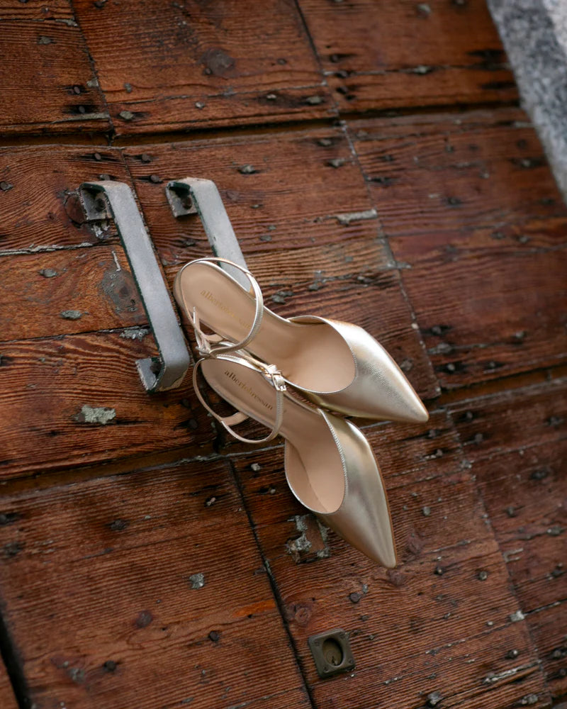 Slingback in nappa laminata platino con cinturino alla caviglia