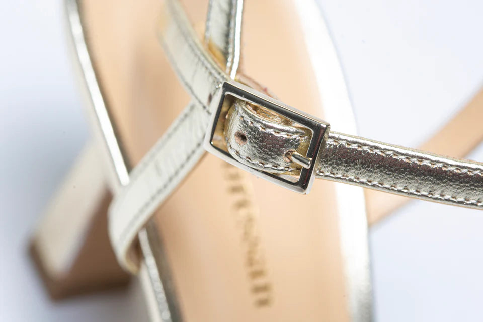 Slingback in nappa laminata platino con cinturino alla caviglia